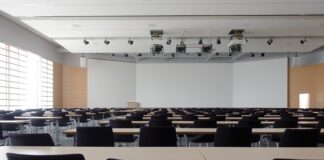 Jak zwinąć ekran projekcyjny?