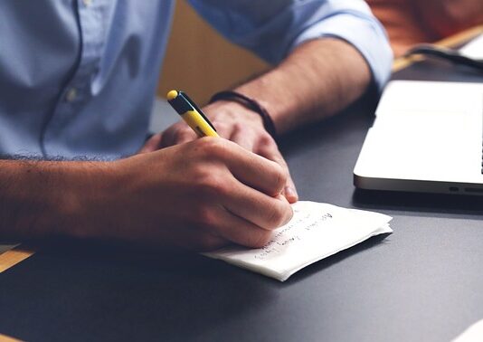 Jak ustabilizować biurko?